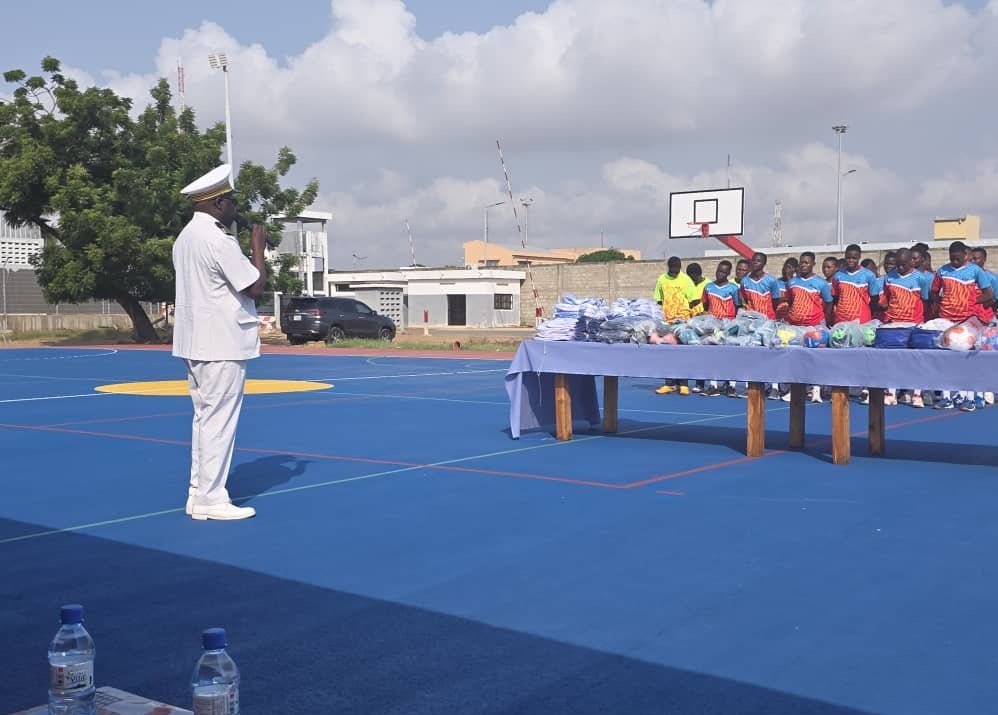 Don remis à l'équipe de handball Dyto de la Marine nationale française