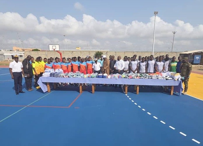 Don remis à l'équipe de handball Dyto de la Marine nationale française