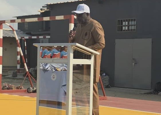Don remis à l'équipe de handball Dyto de la Marine nationale française